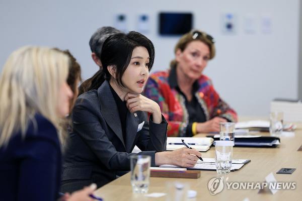 First lady Kim Keon Hee (C) meets with a group of activists, experts and family members of people detained in North Korea at the Natio<em></em>nal Endowment for Democracy in Washington in this file photo taken July 11, 2024. (Pool photo) (Yonhap)