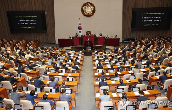 The Natio<em></em>nal Assembly votes to approve the nominations of Roh Kyung-pil, a senior judge at the Suwon High Court, and Park Young-jae, a senior judge at the Seoul High Court, as senior justices at the Supreme Court during a plenary session in Seoul on Aug. 1, 2024. (Yonhap)