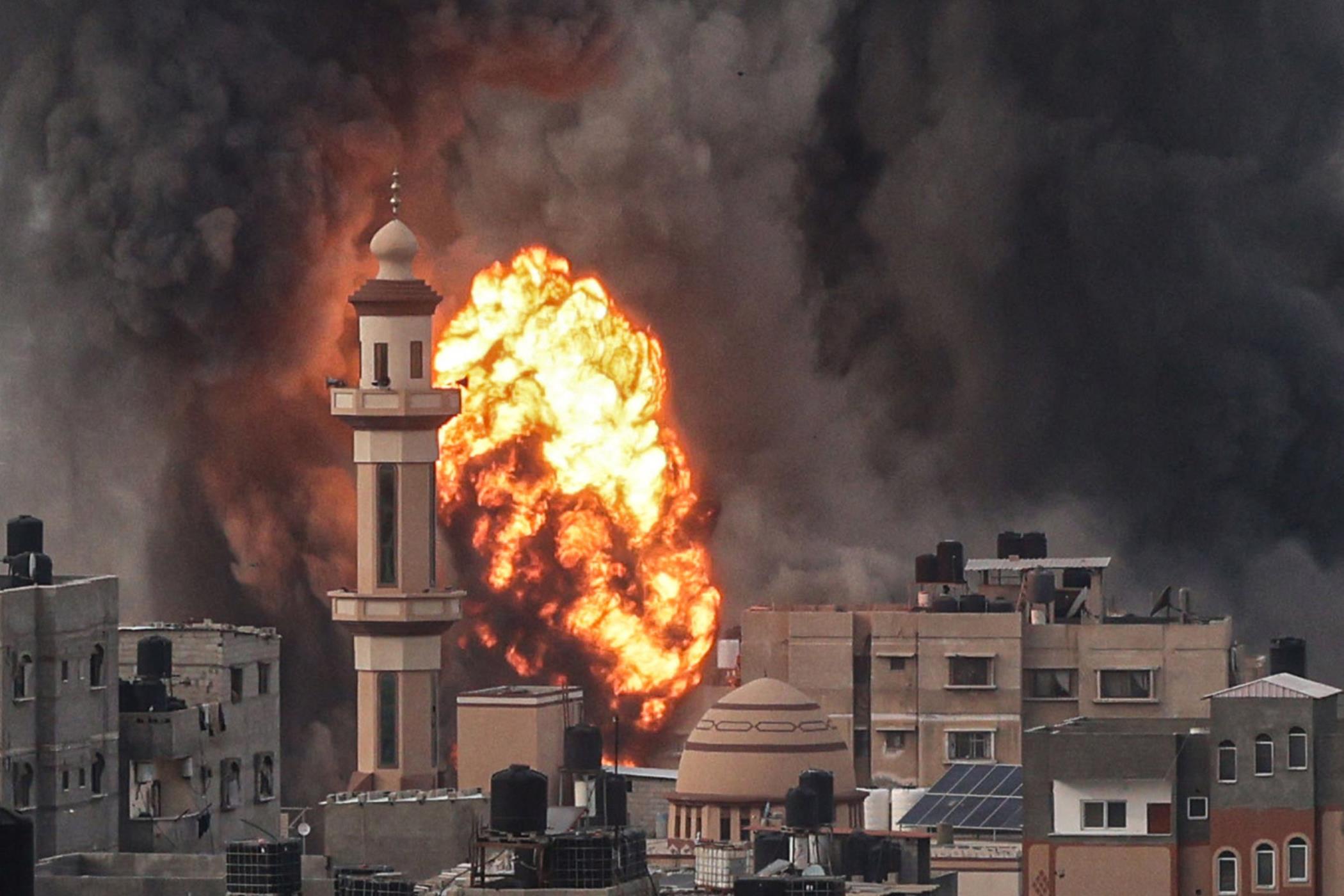 A fireball erupts after Israeli strike over Rafah, southern Gaza Strip, Palestine, Dec. 20, 2023. (AFP Photo)