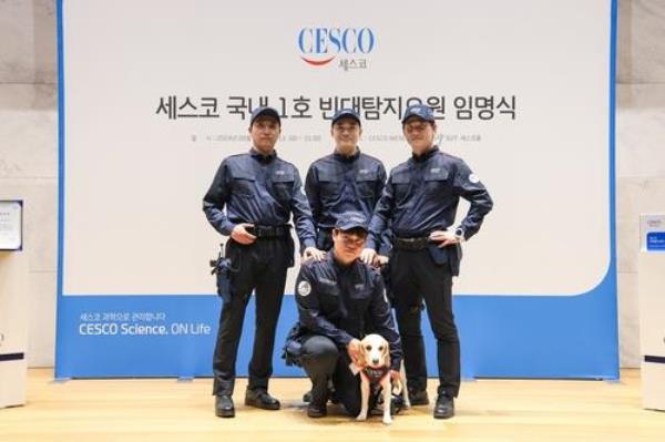 Officials from Cesco Co. pose for a photo with Ceco, a detection dog specialized in finding bedbugs, in this photo released by the company on Aug. 7, 2024. (PHOTO NOT FOR SALE) (Yonhap)