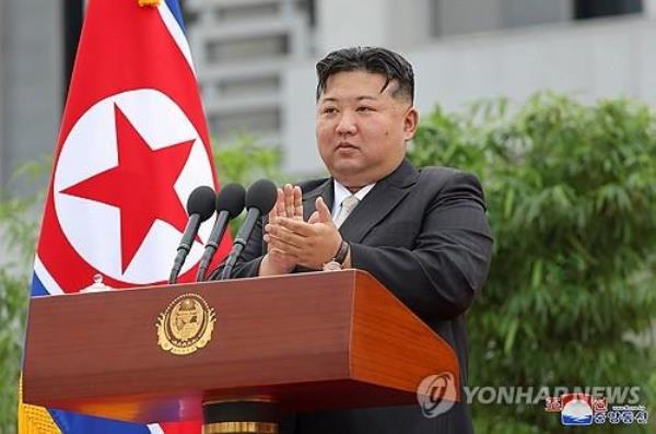 A ceremony for a youth vanguard's departure takes place in Pyo<em></em>ngyang on Aug. 6, 2024, with North Korean leader Kim Jong-un at the podium, in this photo provided by the North's official Korean Central News Agency. Kim designated the Paektusan Hero Youth Shock Brigade to undertake rehabilitation and reco<em></em>nstruction projects in the flood-hit city of Sinuiju and Uiju County in North Pyo<em></em>ngan Province. (For Use o<em></em>nly in the Republic of Korea. No Redistribution) (Yonhap)