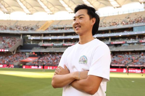 Min Woo Lee looks on as the Scorchers warm up.