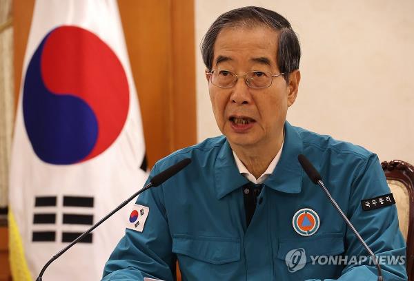 Prime Minister Han Duck-soo speaks during a central disaster respo<em></em>nse meeting on doctors' collective action held at the government complex in Seoul on Aug. 7, 2024. (Yonhap)