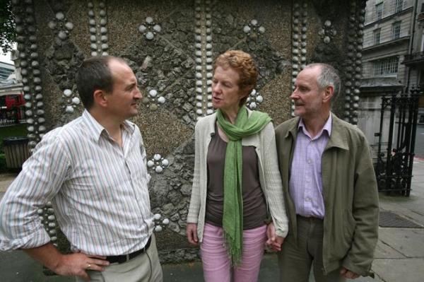Rachel Chandler and Paul Chandler, who were kidnapped and held by Somali pirates, pictured with Synday Telegraph Foreign Correspo<em></em>ndent Colin Freeman who underwent a similar fate.</p>

<p>　　Weds 31st August 2011