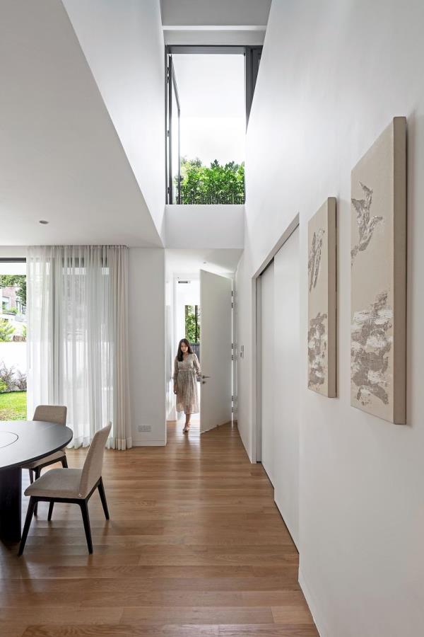 As people enter the house, they are greeted by a corridor-like double-volume space that co<em></em>nnects the floors through light, views and ventilation.