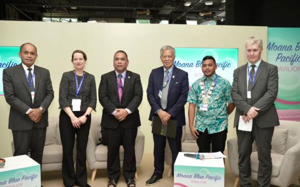 Speaking to island representatives in Dubai Saturday night, Henry Puna, third from right, said his message was 