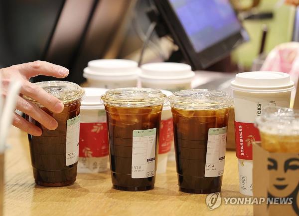 Coffee cups for takeout are displayed at a cafe in Seoul in this file photo taken Nov. 13, 2023. (Yonhap)