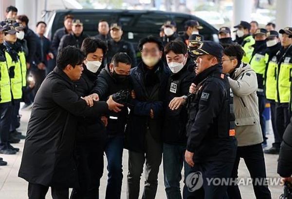 警方将为持刀袭击反对派领导人的嫌疑人申请逮捕令