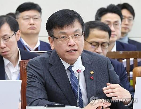 Finance Minister Choi Sang-mok speaks during a parliamentary session in Seoul on Jan. 8, 2024. (Yonhap)