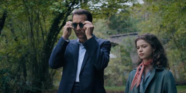 Clive Owen puts on sunglasses next to a young girl in Mo<em></em>nsieur Spade.